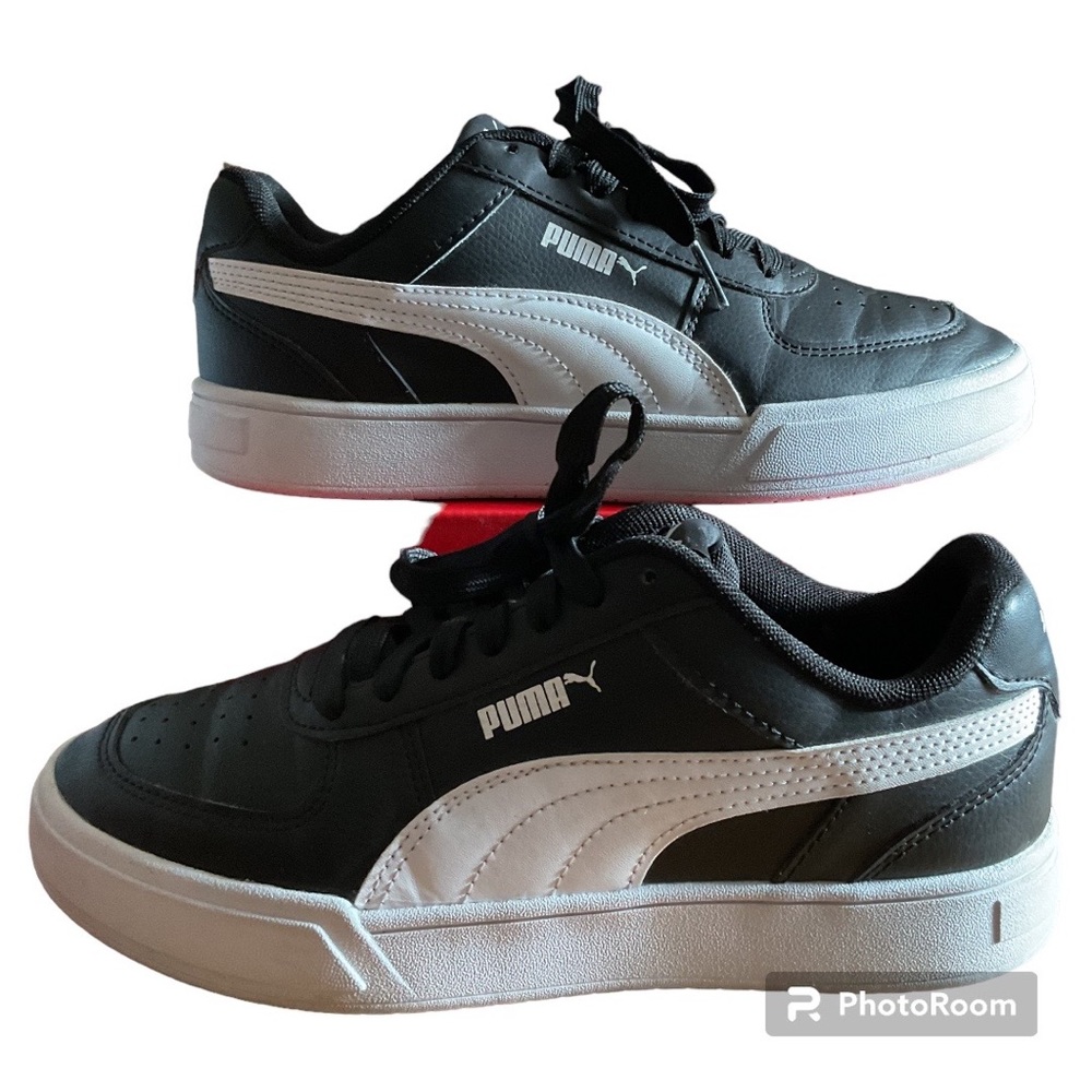 Size 5.5 Children Puma black/white sneaker Are In good condition practically new